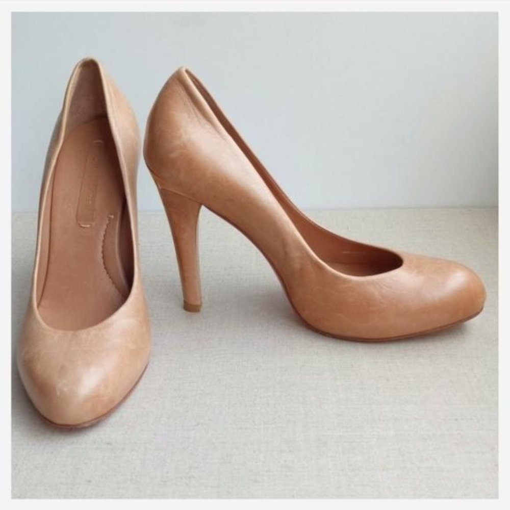 BCBG Max Azria 37 Nude Leather Classic Pumps
